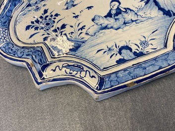 Une plaque en fa&iuml;ence de Delft en bleu et blanc &agrave; d&eacute;cor d'une chinoiserie, 18&egrave;me